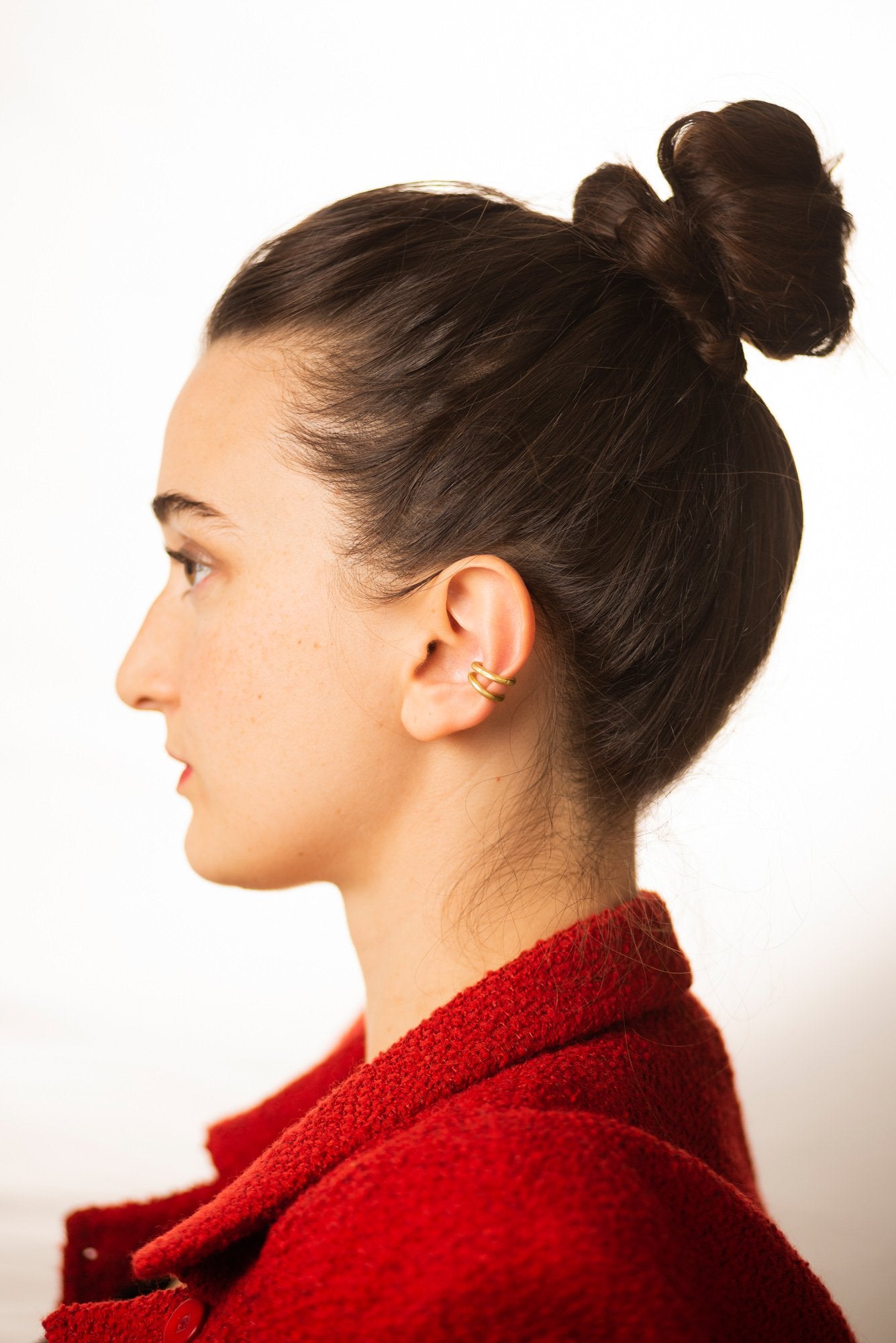 Earcuff decolife aluminium on a model