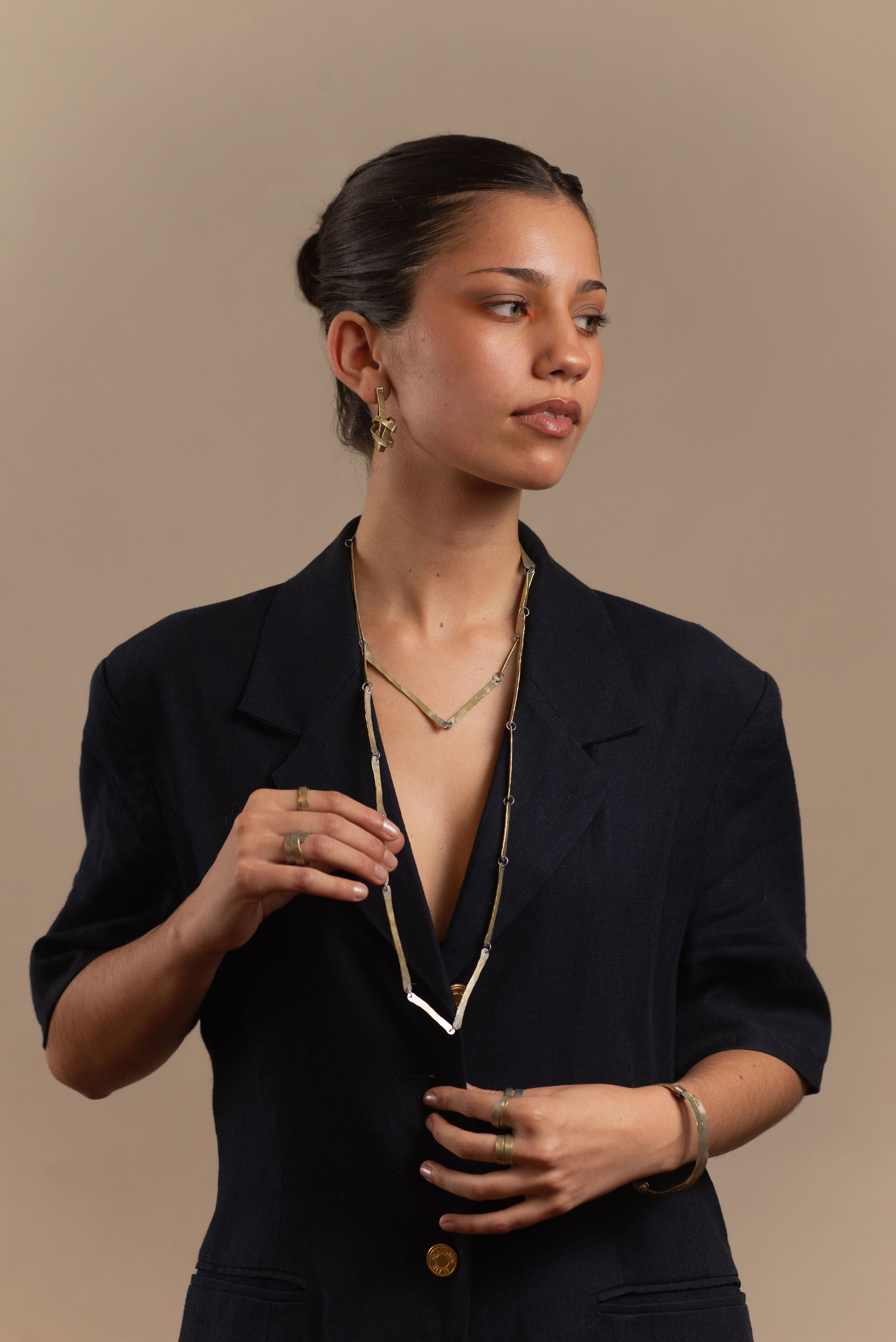 Louvata Long Necklace Model