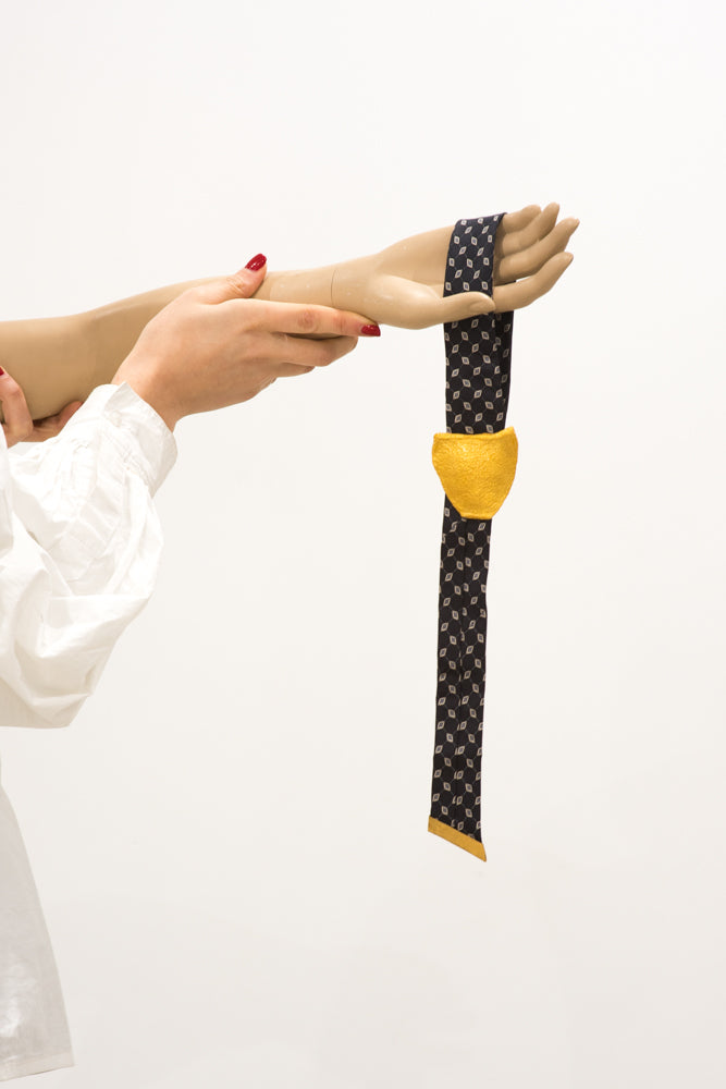 The Peel Tie - Losanges on hand