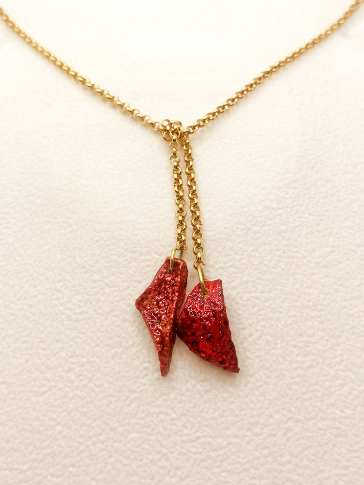 suzy shades of passion open end necklace red detail
